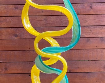 Arte de jardín de vidrio amarillo y verde azulado hecho a mano con hojas sopladas a mano