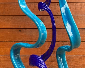 Trío de hojas de vidrio soplado a mano: Arte de jardín en aguamarina y azul oscuro