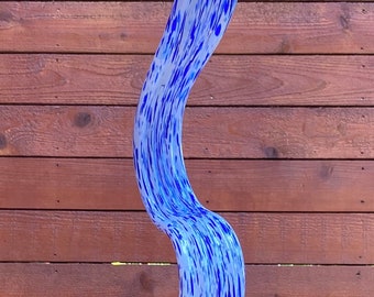 Escultura artística de hoja de jardín de vidrio en tono azul semitono con blanco.