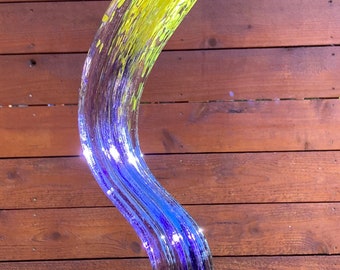 Escultura artística de hoja de jardín de vidrio morado con punta amarilla hecha a mano.