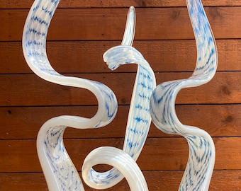 Arte de jardín de vidrio soplado a mano, blanco opalino con líneas azules, juego de 3