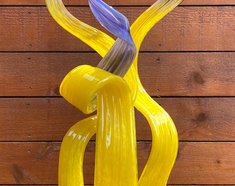 Hojas de vidrio con puntas de color amarillo y morado, arte de vidrio para jardín hecho a mano.