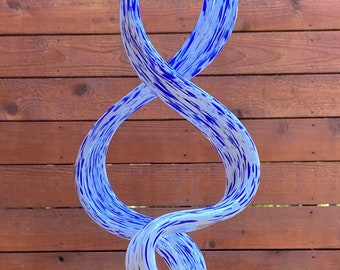 Escultura artística de hojas de jardín de vidrio en tonos azules y blancos.