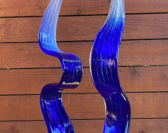 Vidrio azul soplado a mano. Arte de jardín hecho a mano. Hojas de vidrio.