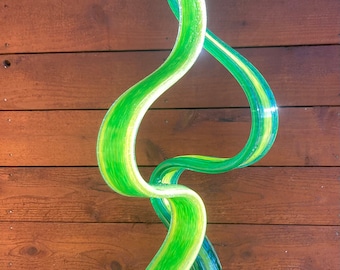 Arte de jardín hecho a mano, vidrio soplado a mano, hojas verdes del bosque