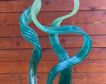 Trío de hojas de cristal, aguas tranquilas color turquesa con puntas verde claro.