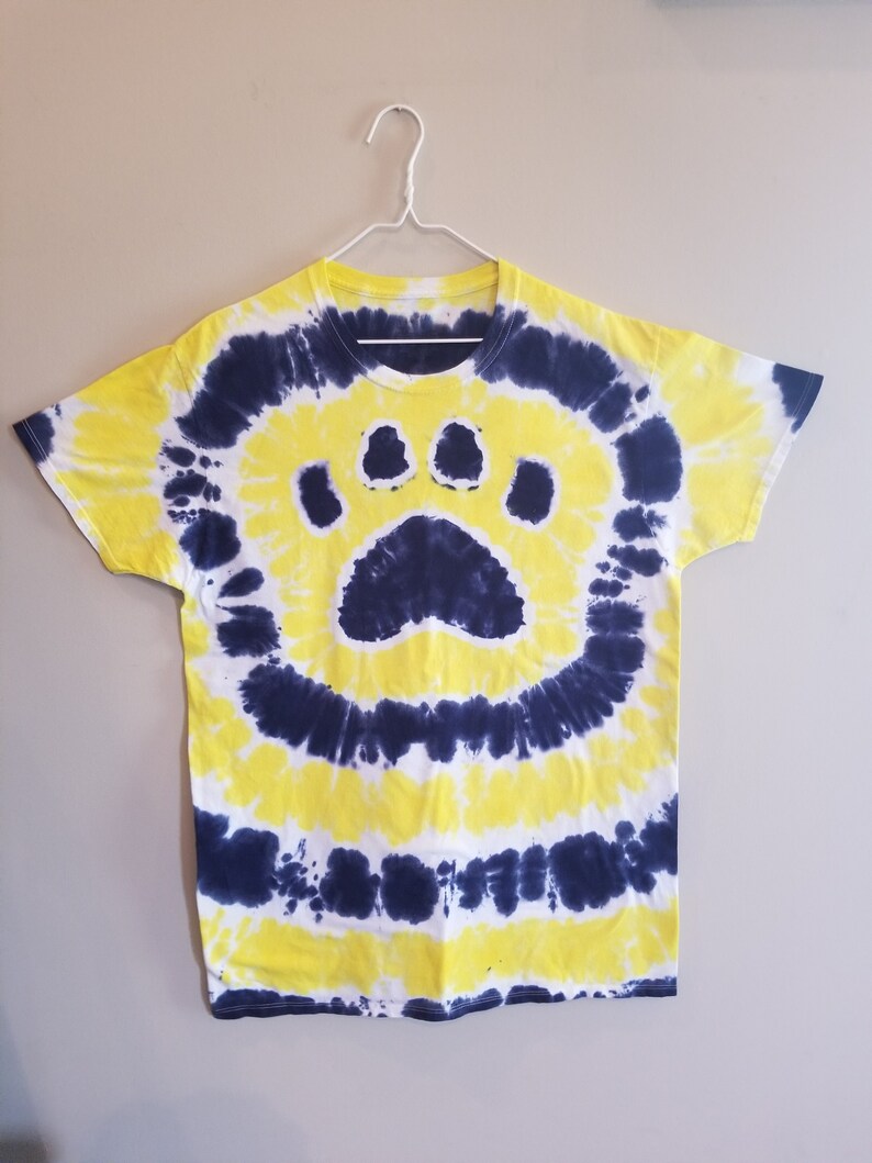 navy blue t shirt with yellow print