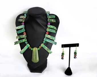 Set van ketting en oorbellen met groene en meerkleurige stenen kralen