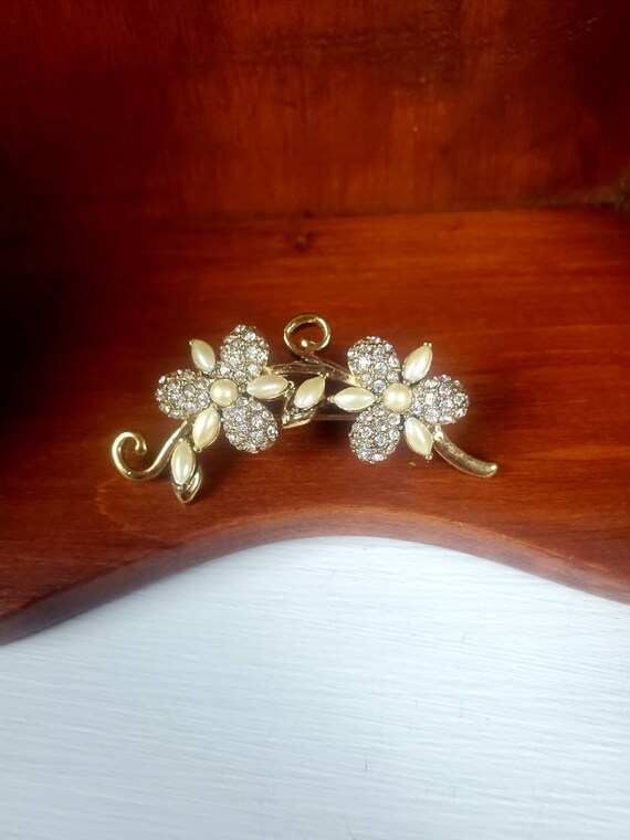 Vintage Monet brooch faux pearls with crystal flow