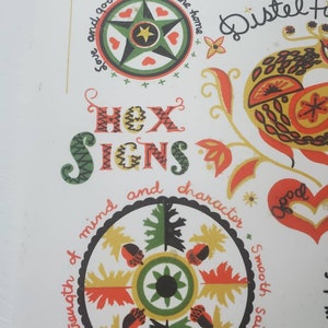 Puede incluir: Un fondo blanco con una ilustración colorida de un signo hexagramal. El signo está rodeado de texto que dice "Fuerza de mente y carácter. Navegación suave. Amor y buena suerte en el hogar. Distelf".