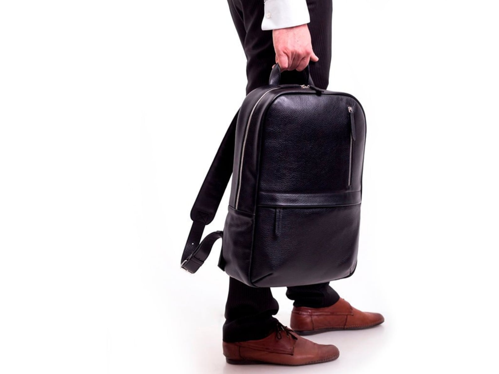 деловой кожаный рюкзак для мужчин. мужчина с кожаным рюкзаком. Versado vg1006-15 black. деловые кожаные мужские рюкзаки. Dragonbags кожаные рюкзаки.