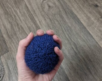 Kleine gestrickte dunkelblaue Hundekugel