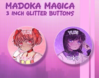 Może przedstawiać: Dwa okrągłe, brokatowe przypinki o średnicy 7,62 cm z postaciami z Madoka Magica. Lewa przypinka przedstawia postać z różowymi włosami z napisem 'Yuri' i 'Jesus'. Prawa przypinka przedstawia postać z ciemnymi włosami z napisem 'Yuri' i 'Judas'.