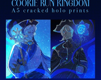 Może przedstawiać: Dwie holograficzne odbitki artystyczne A5 z efektem pęknięć, przedstawiające postacie z Cookie Run Kingdom. Lewa grafika ukazuje Sage of Truth z kosturem, a prawa Truthless Recluse z kosturem zwieńczonym świecącym niebieskim kwiatem.