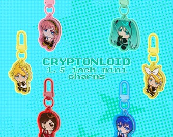 Może przedstawiać: Sześć akrylowych mini zawieszek z postaciami w stylu anime i kolorowymi zapięciami. Tekst głosi CRYPTONLOID 1.5 inch mini charms. Postacie mają różne kolory włosów, w tym różowy, turkusowy, żółty, brązowy i niebieski, każda z pasującym zapięciem.
