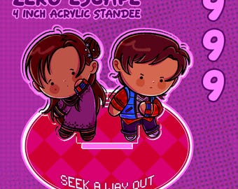 Może przedstawiać: Akrylowy stojak o wysokości 10 cm z dwiema postaciami z kreskówek z Zero Escape 999. Postacie stoją na różowej owalnej podstawie z napisem SEEK A WAY OUT. Tło jest fioletowe z napisem ZERO ESCAPE 4 INCH ACRYLIC STANDEE oraz 999.