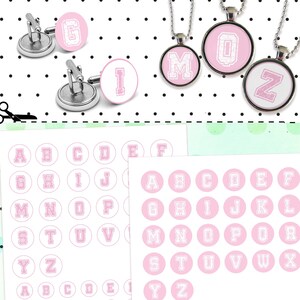 Puede incluir: Una hoja de collage digital con dos tamaños de letras del alfabeto en rosa y blanco. Las letras están en una fuente de estilo universitario. La hoja incluye dos conjuntos del alfabeto, un conjunto en un tamaño más grande y un conjunto en un tamaño más pequeño.