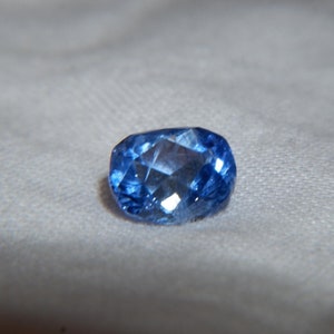 Zafiro azul para un anillo de sello / Una piedra preciosa natural para un diamante real o un diseño de anillo masculino