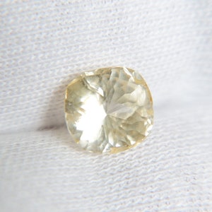 Zafiro amarillo para un anillo de sello / Una piedra preciosa natural para un diamante real o un diseño de anillo masculino
