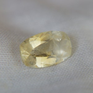 Zafiro amarillo para un anillo de sello / Una piedra preciosa natural para un diamante real o un diseño de anillo masculino