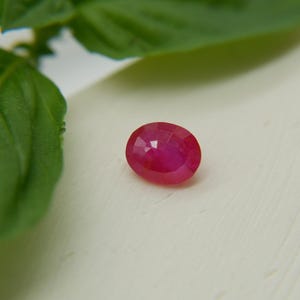 Lindo rubi vermelho com lapidação oval, certificado como autêntico pelo GIA, perfeito para joias com cravação pavé como presente de noivado - Deslumbrante rubi vermelho em formato oval