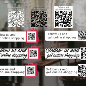 Puede incluir: Varios carteles con el texto "Síguenos y compra online" y un código QR. Los carteles están en una superficie de vidrio con un fondo borroso.