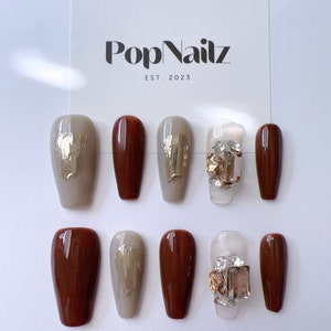 Braun und Goldfolie Press On Nails - Elegantes handgefertigtes Nagelset | Glänzende wiederverwendbare kurze Sargnägel | Neutrale Luxus Nägel für jeden Tag