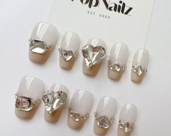 Press On Naglar med Strass och Hjärta – Glamoröst Handgjort Nagelset | Korta Återanvändbara Kistanaglar | Glittriga Alla Hjärtans Dag- och Dejtnaglar