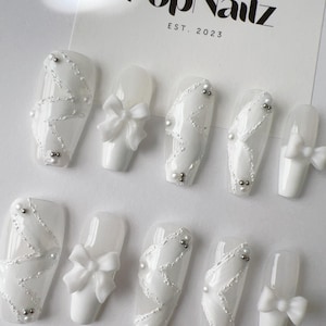 Witte kant en strik op de nagels – Elegante handgemaakte bruidsnagelset | Herbruikbare kistnagels | Romantische 3D-nagels voor bruiloften en evenementen
