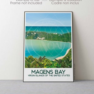 Op de afbeelding: Een ingelijste poster met een schilderachtig uitzicht op Magens Bay op de Maagdeneilanden. De afbeelding toont een turquoise baai, weelderige groene vegetatie en een heldere blauwe lucht. De tekst onderaan luidt "MAGENS BAY VIRGIN ISLANDS OF THE UNITED STATES."