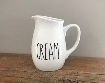 Rae Dunn inspiriert Milchkännchen, Rae Dunn Milchkännchen, kundenspezifisch Rae Dunn Dekor, Rae Dunn Kaffee, Rae Dunn Küchendekoration, Rae Dunn Kaffeeweißer, kundenspezifisch angefertigt