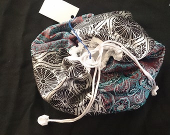 黒と白の錦織り巾着袋