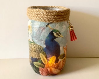 Pfauenglaslampe: Nachtlicht aus Decoupage-Glas in Vogelform