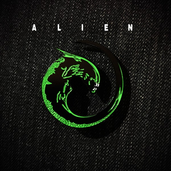 Alien Franchise Horror Enamel Pin | Glow In The Dark | Xenomorph Baby | H.R Giger | Facehugger | Alien vs Predator | Horror Movies | Lapel