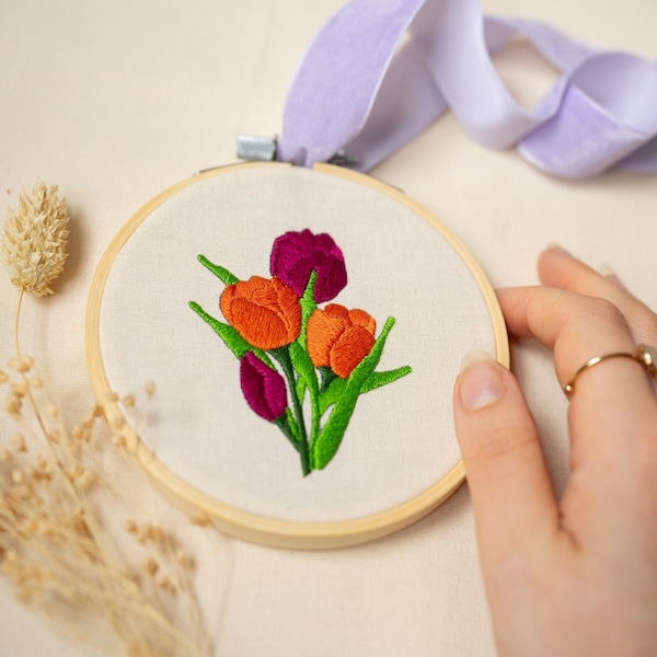 Broderie fleur, décoration murale, art, cadeau femme, flower embroidery, embroidery hoop, home decor