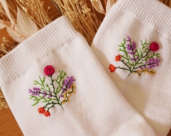 Blumensocken, Blumenstickerei, Damenbekleidung, Geschenk für Frauen, Frühlingssocken, bestickte Socken