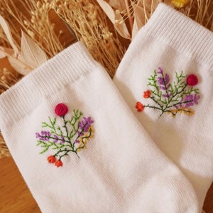 Chaussettes fleur, broderie fleur, vêtements femme, cadeau femme, spring socks, embroidered socks