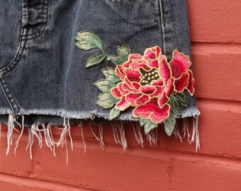 Mini jupe en Jean avec motif fleurie / floral broderie / Medium / recyclé / festival /