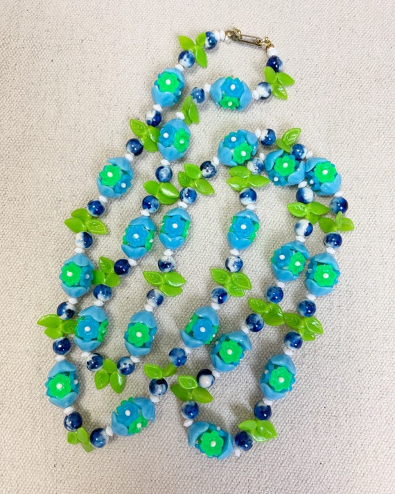 Vintage 60s Long Molded Plastic Flower Necklace