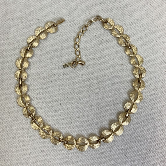 1950s Monet Matte Gold Tone Textured Link Necklace - image 4