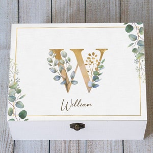Boîte souvenir personnalisée, boîte monogramme personnalisée, boîte en bois initiale, cadeau d'anniversaire, boîte de feuilles d'eucalyptus, cadeau de Noël