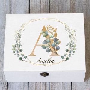 Caja de recuerdos floral personalizada: caja de recuerdos con monograma de eucalipto, tarjetero de madera, caja de regalo personalizada para cumpleaños o graduación.