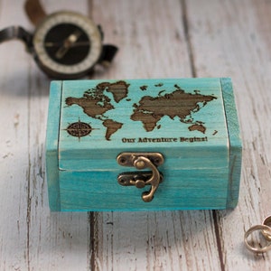 Boîte à alliances avec carte du monde gravée, boîte au porteur d'anneaux bleue, boîte à bagues personnalisée, boîte de mariage Boîte de fiançailles de mariage Destination Adventures