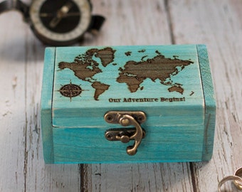 Mapa del mundo grabado Caja de anillo de boda, Caja portadora de anillo azul, Caja de anillo personalizada, Caja de boda Destino Aventuras Caja de compromiso de boda