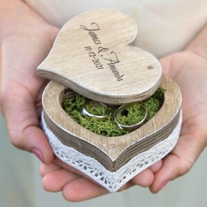 Gepersonaliseerde trouwringdoos | Gegraveerde doos voor ringdrager | Rustieke hartvormige ringdoos |  Voorstel- of verlovingsringhouder | Cadeau voor haar