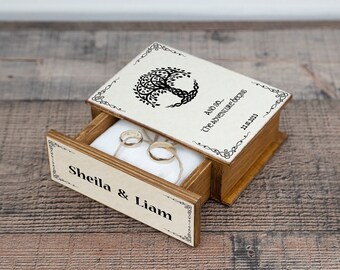 Scatola portafedi personalizzata con albero della vita celtico: regalo rustico per chi porta le fedi.