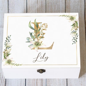 Gepersonaliseerde herinneringsdoos met leliebloem – bloemenmonogram aandenkenkist met gouden initiaal en naam houten geschenkdoos voor verjaardag of kerst