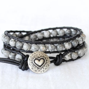 Leren wikkelarmband grijze jaspis: boho-edelsteensieraden