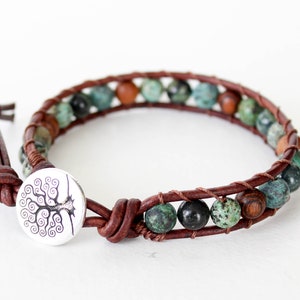 Beachy groene edelsteenarmband • Leren wikkelarmband • Edelsteen wikkelarmband • Wikkelarmband met kralen • Leren armband • Wikkelarmband