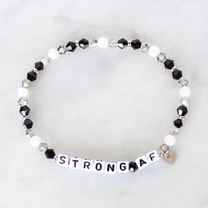 Bracciale con perline Strong AF: braccialetto motivazionale e ispiratore personalizzato con piccole perline impilabili